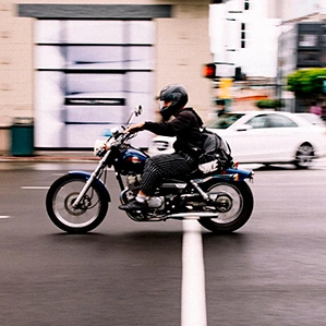 Motociclista en la ciudad