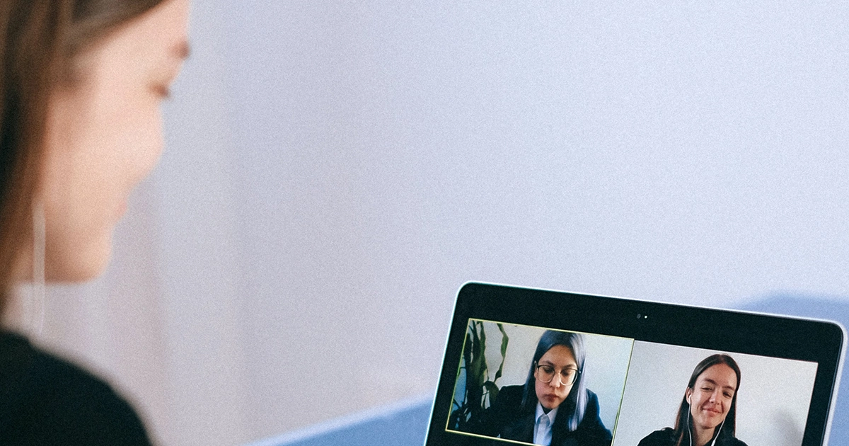 Las reuniones por videollamada cansan más que en persona